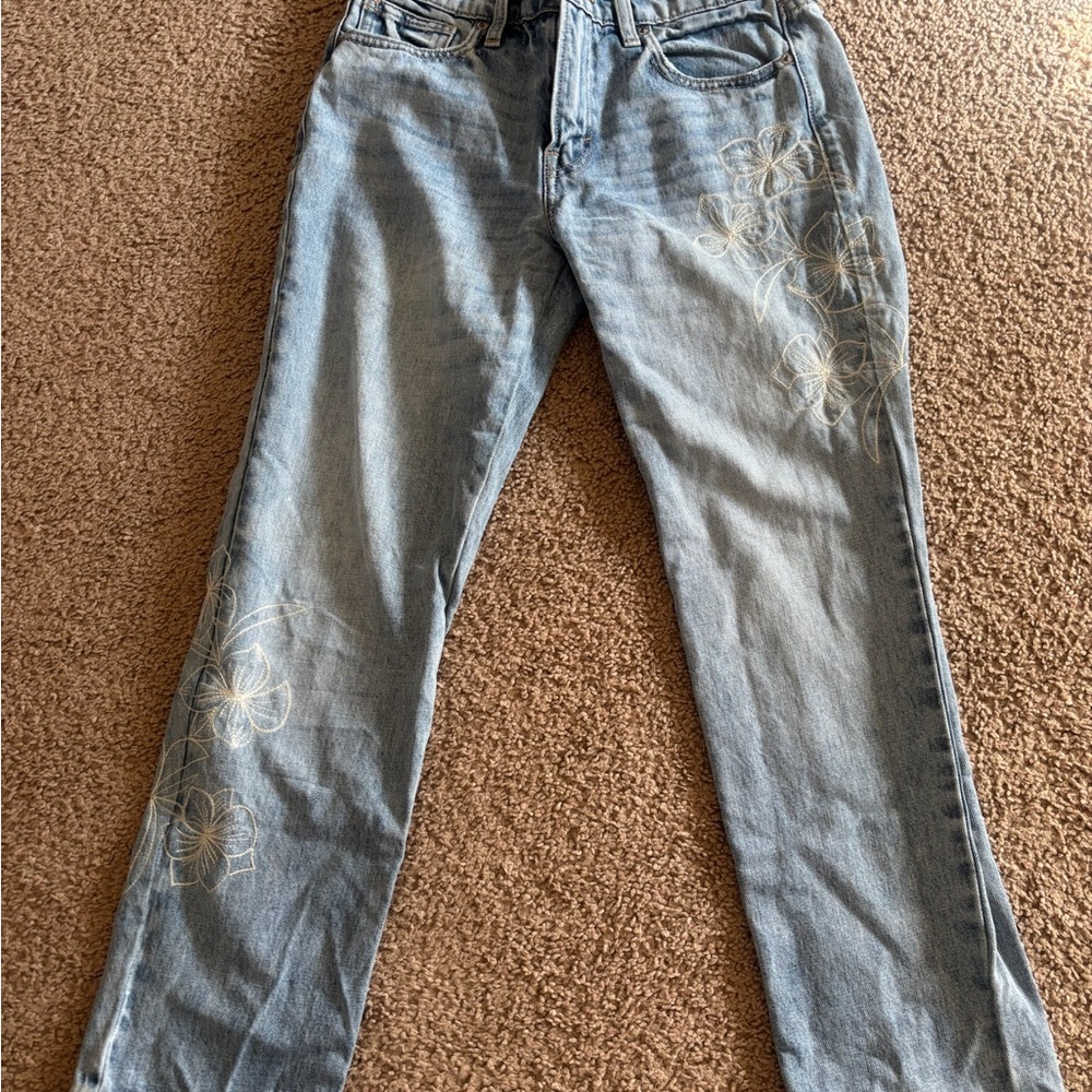 Embroidered lucky brand jeans. Used like new